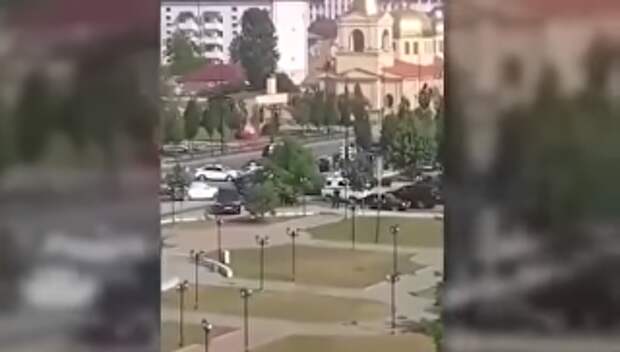 Видео с места нападения боевиков в Грозном