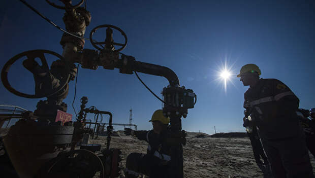 Сотрудники нефтедобывающего предприятия. Архивное фото