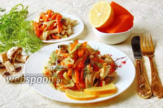 Фото Тёплый салат с курицей, тыквой и грибами
