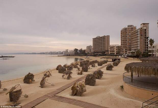 2CB895C100000578-3247748-Varosha_was_abandoned_when_the_resort_was_invaded_by_Turkish_tro-a-10_1443510847757