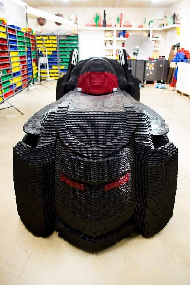 Бэтмобиль из кубиков Lego в натуральную величину