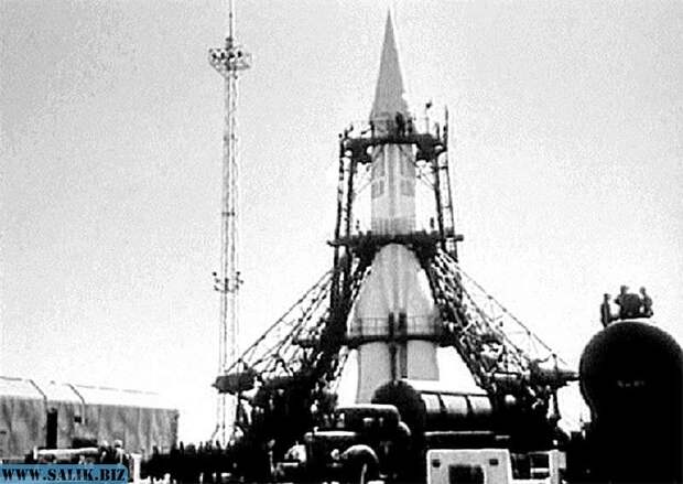 На фото подготовка к запуску ракеты Р-7 1957 год.