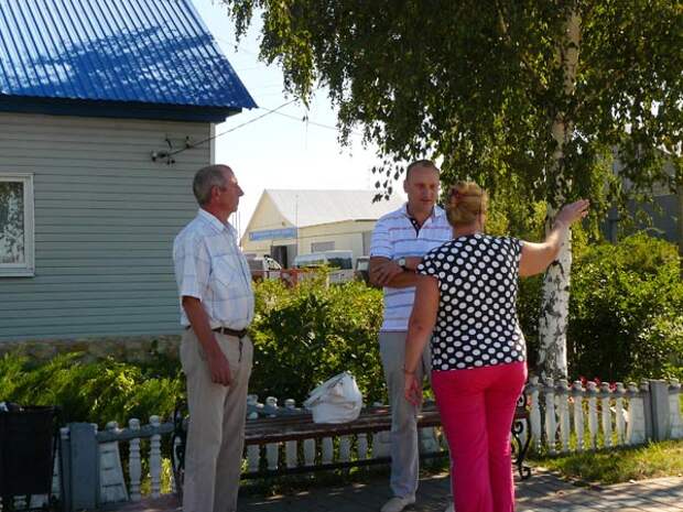 Анатолий Попов беседует с жителями села