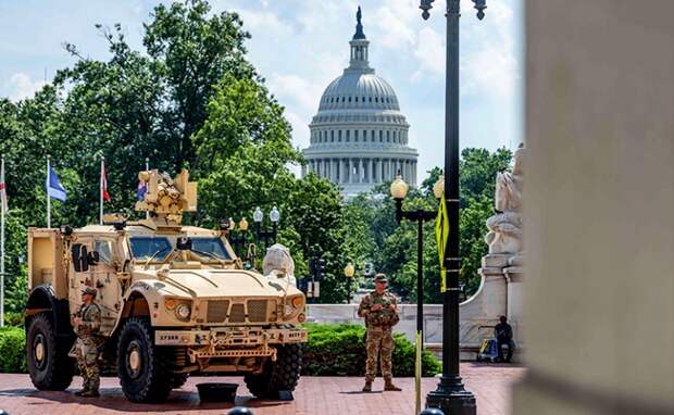 На фото: солдаты Национальной гвардии армии США, приписанные к оперативной группе «Безопасность и красота» в округе Колумбия, стоят на страже у вокзала Юнион-Стейшн на фоне здания Капитолия США.