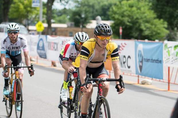 Ночной лидер гонки Brad Huff (Rally Cycling) пробивается через старт/финиш. (фото: Matthew Moses)