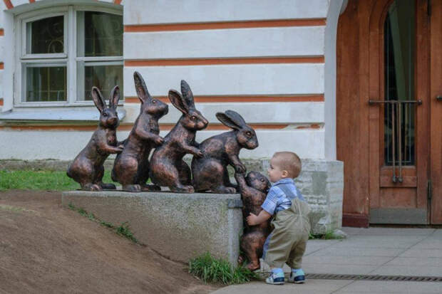 лучшие фото детей с памятниками