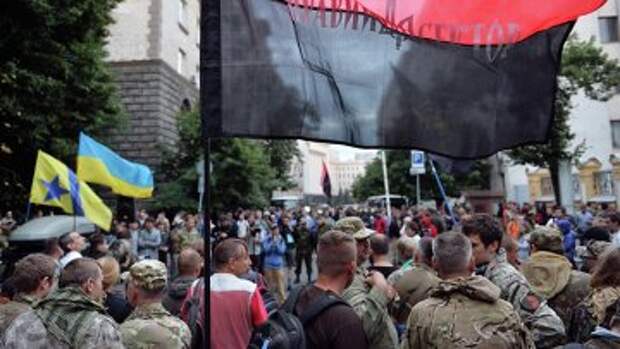 Митинг Правого сектора у здания администрации президента Украины. Архивное фото.