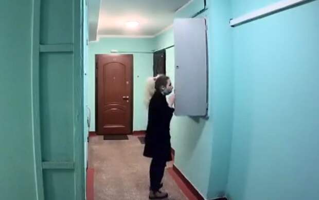 Жители дома на Хачатуряна пожаловались на наплыв закладчиков в подъездах