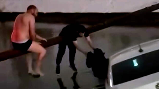 На первую полосу: история спасения из тонущей машины в Махачкале тронула британскую прессу