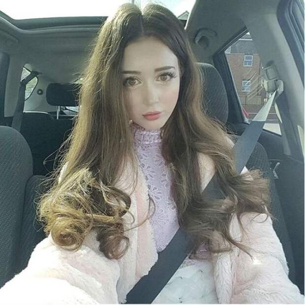 Британская студентка стала похожей на куклу, но так и не смогла найти парня (14 фото)