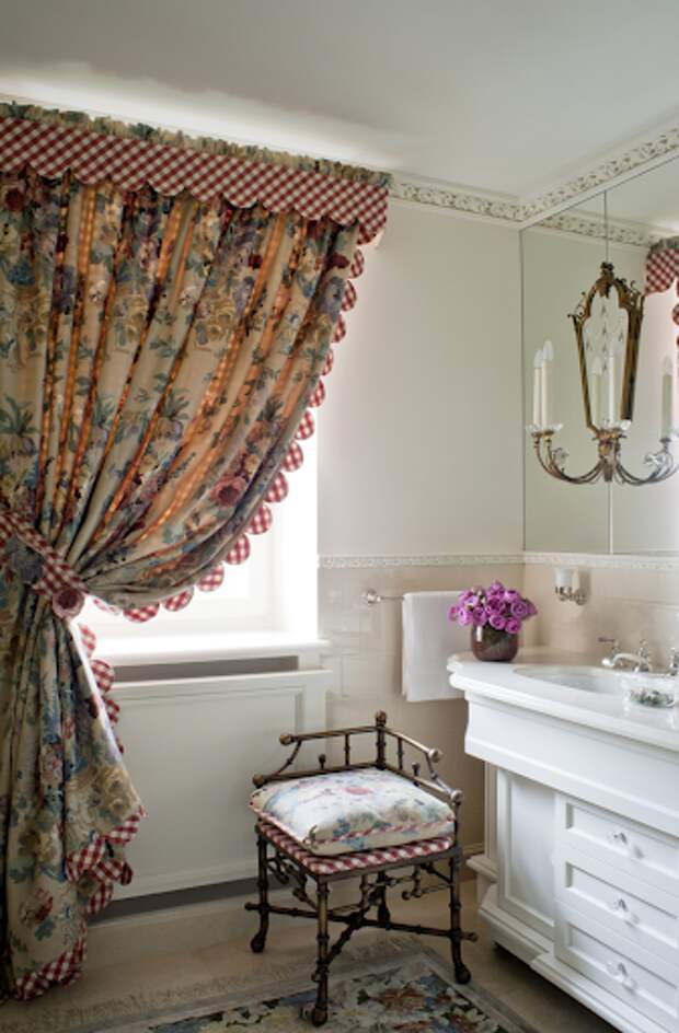 Ванная комната в той же спальне. Пуфик из Англии 20 век, подстолье выполнено по эскизам дизайнера