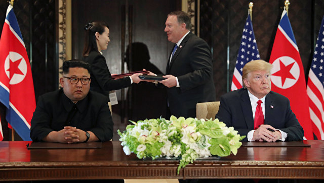 Лидер КНДР Ким Чен Ын и президент США Дональд Трамп во время подписания документов по итогам встречи в Сингапуре. 12 июня 2018 Лидер КНДР Ким Чен Ын и президент США Дональд Трамп во время подписания документов по итогам встречи в Сингапуре. 12 июня 2018