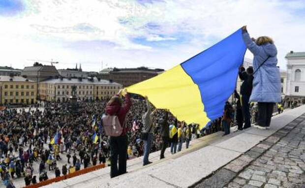 На фото: украинские флаги на Сенатской площади у Хельсинкского собора, Финляндия.