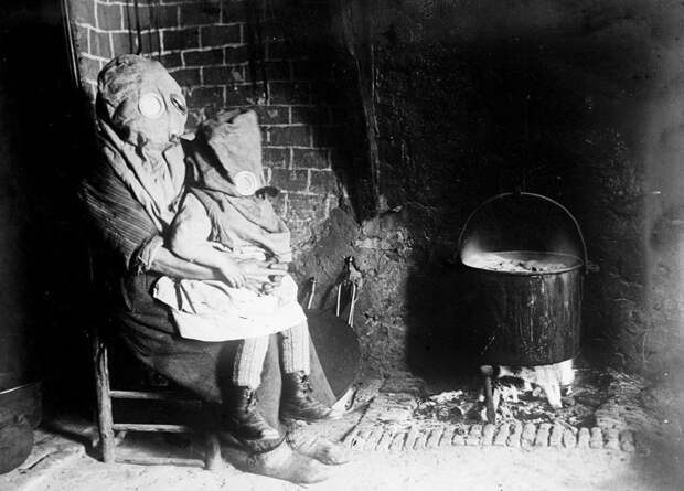 14. Мать с ребёнком готовят еду в противогазах. Французская глубинка, Первая мировая война. 14. Мать с ребёнком готовят еду в противогазах. Французская глубинка, Первая мировая война. интересное, исторические фото, история, фото