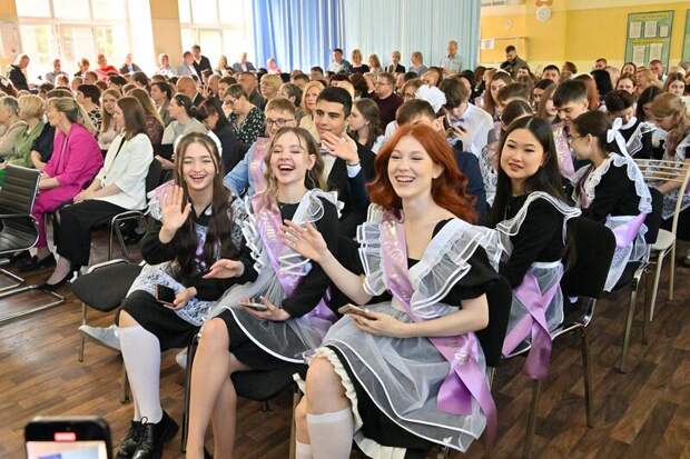 Прозвучал праздничный последний звонок для выпускников 9 и 11 классов Хабаровска