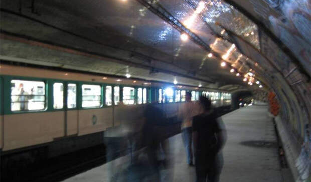 Круа-Руж Париж, Франция После начала Второй мировой войны, парижский метрополитен стал работать только в центральном округе. В 1945 году почти все заброшенные станции был вновь введены в эксплуатацию, или объединены с другими платформами. Единственным исключением осталась Croix-Rouge, куда сейчас, по слухам, водят экскурсии местные диггеры.