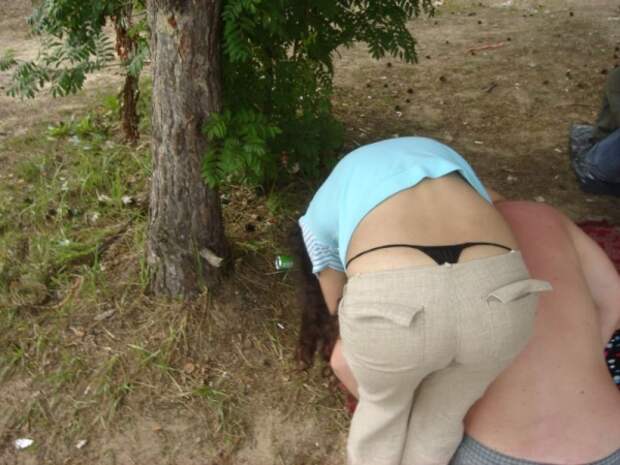 За джинсами с низкой талией трусов не удержать За джинсами с низкой талией трусов не удержать