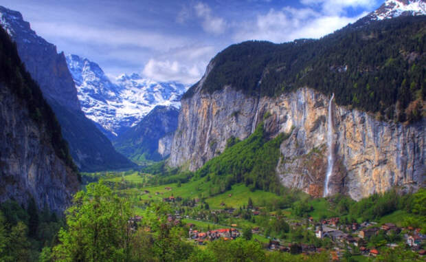 Лаутербруннен Швейцария Эта долина является наиболее важной частью Швейцарских Альп. Она может похвастать скалистыми утесами, удивительными водопадами и бесконечной синевой ледников — перед таким зрелищем не устоять и бывалому туристу.