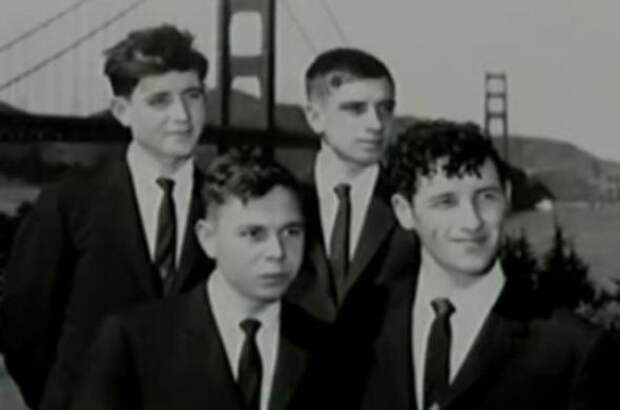 Советские воины Асхат Зиганшин, Филипп Поплавский, Анатолий Крючковский и Иван Федотов, дрейфовавшие на барже с 17 января по 7 марта 1960 года, фотографируются во время экскурсии в городе Сан-Франциско