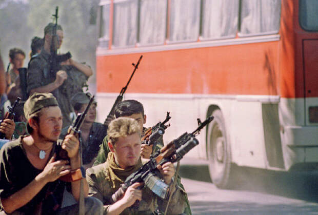 19 июня 1995 года. Российские силовики наблюдают за отходом автобусов с боевиками Басаева из Буденновска.