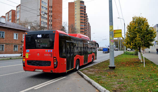 В Казани иномарка врезалась в автобус. Пассажиры по ошибке избили экипаж