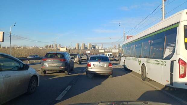 На Октябрьском мосту образовалась огромная пробка из-за перекрытия