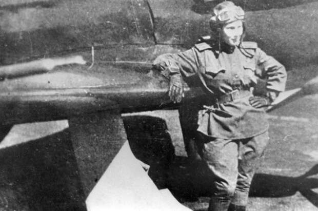 Советская летчица Лидия Литвяк у своего истребителя. 1943 год.