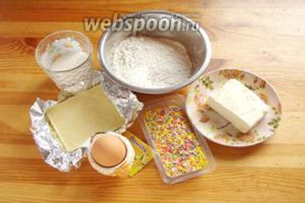 Для приготовления печенья нам понадобится мука, сахар, ванилин, яйцо, сливочное масло, шоколад и кондитерская посыпка.