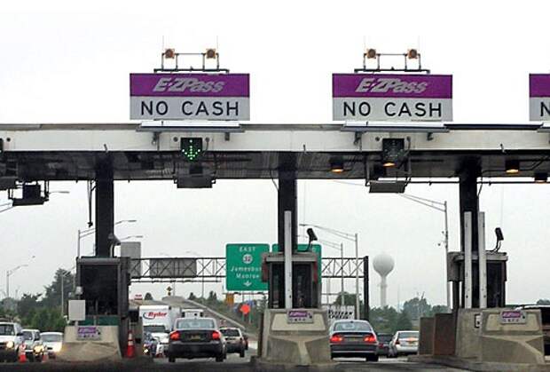 Даже бирки E-ZPass, которые используют в США для дистанционной оплаты проезда по платным дорогам, являются объектом кибершпионажа. Негласно установленные устройства считывания снабжают заинтересованные инстанции информацией о перемещении автомобиля.