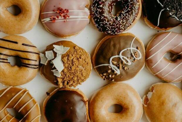 Одних только пончиков десятки видов найдётся. /Фото: unsplash.com Одних только пончиков десятки видов найдётся. /Фото: unsplash.com