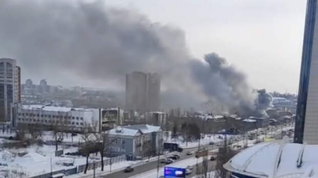Крупный пожар произошел в центре Барнаула. Фото и видео