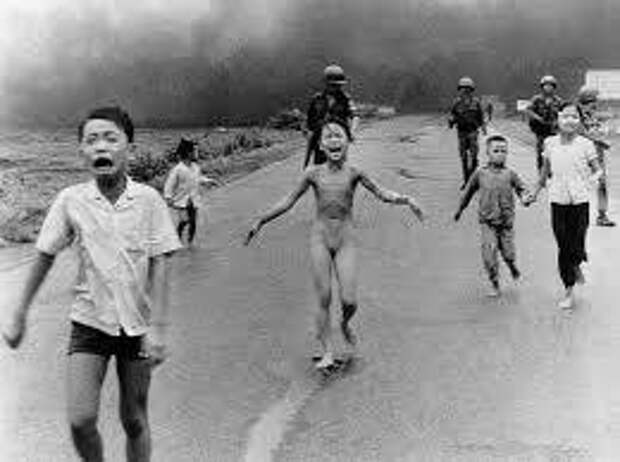 Иконное фото вьетнамского ребенка, бегущего из подожженой напалмом деревни