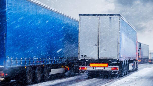 Почти 2 тыс. грузовиков застряли в очереди на границе России и Грузии