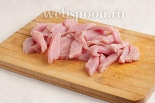 Свиную вырезку лучше всего нарезать крупной соломкой.