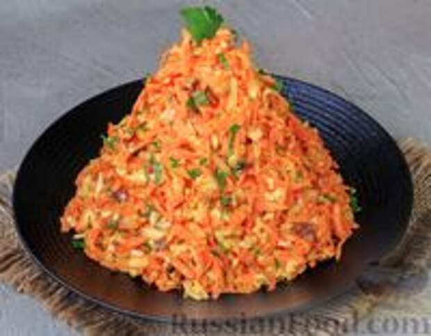 Фото к рецепту: Салат из моркови с сыром, орехами и чесноком
