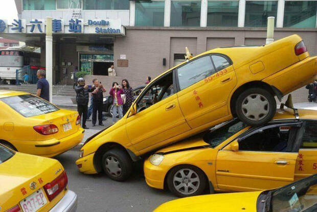 Суровая битва таксистов за клиентов.