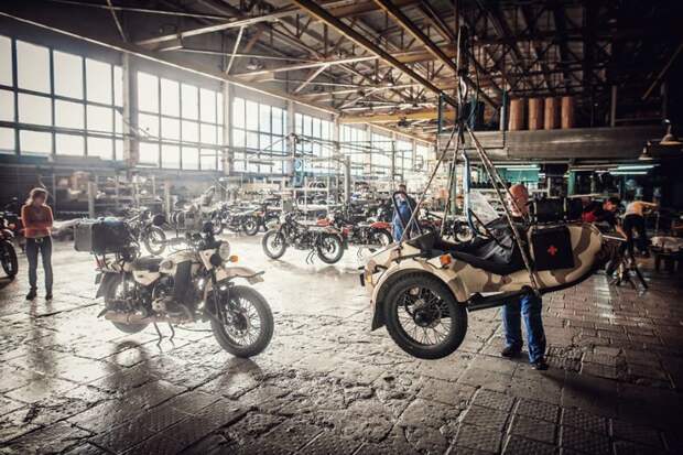 Ирбитский мотоциклетный завод, Россия. Здесь путешественникам сделали полную диагностику и ремонт мотоцикла монголия, мотоцикл, мотоцикл с коляской, мотоцикл урал, путешественники, путешествие, средняя азия, туризм