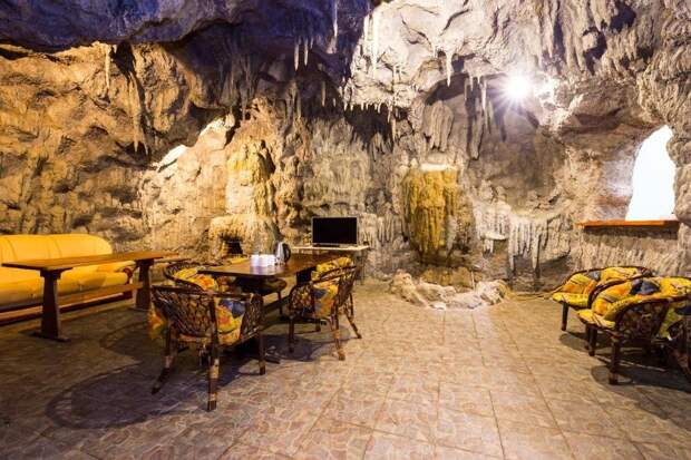 Бар, соляная комната, шведский стол, бассейн (фото с https://www.booking.com/hotel/xa/wellness-park-gagra.ru.html)