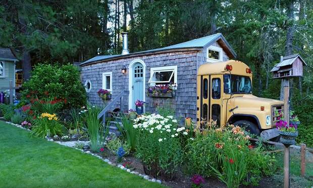 Креативная семейная пара превратила старый школьный автобус в «кедровый коттедж».