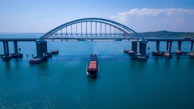 На Крымском мосту завершена укладка рельсов