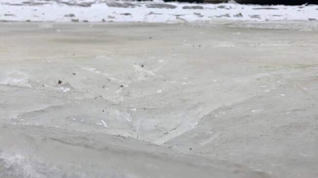 Катер на воздушной подушке столкнулся с микроавтобусом на замерзшей реке в Якутске