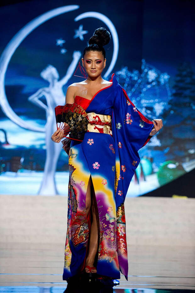 Участницы «Мисс Вселенная 2012» в национальных костюмах
