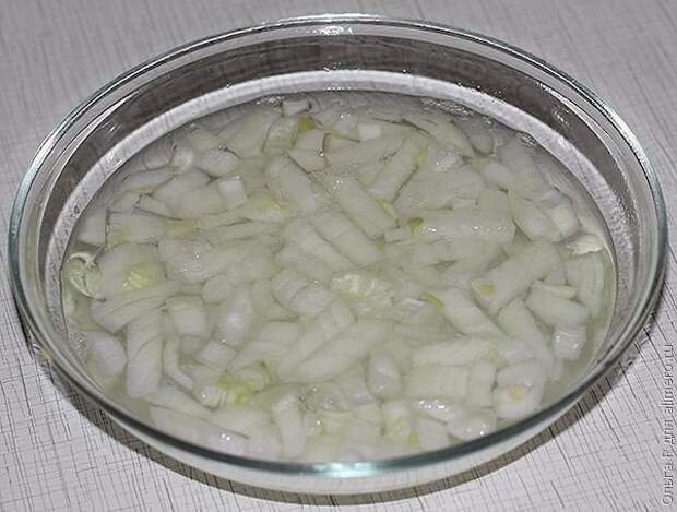 Полив чеснока золой. Лук холодной водой. Лук-порей полив. Лук холодной водой. Вареный лук.