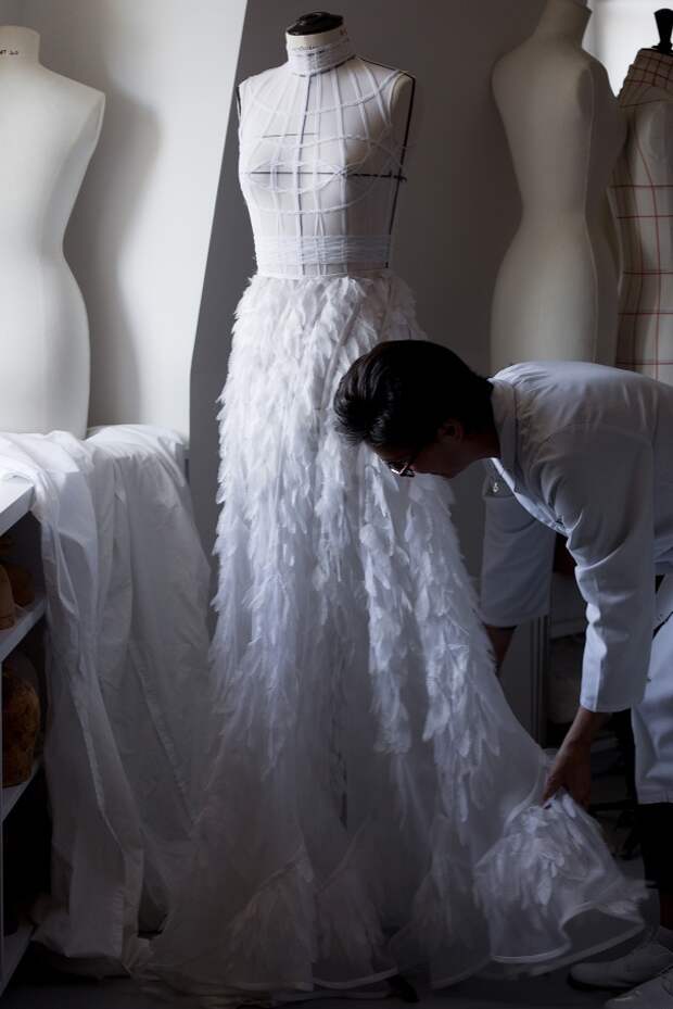 Фотографии создания платья Christian Dior