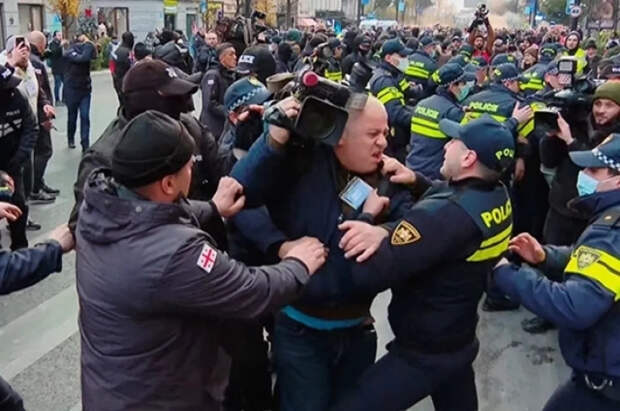 На митинге у парламента в Тбилиси стали задерживать протестующих