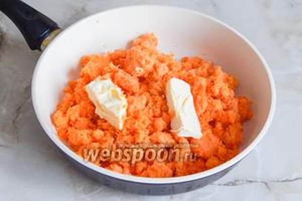 Первым делом нам нужно подготовить морковку. Корнеплоды очищаем и измельчаем на самой мелкой тёрке. У меня был готовый жмых, который остался после приготовления яблочно-морковного сока на зиму. Кладём морковь на сковороду, добавляем сливочное масло и тушим под закрытой крышкой около 15 минут до мягкости. Если морковь не особо сочная, добавьте немного воды.