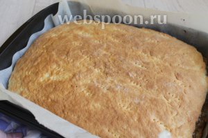 Готовый пирог достаём, дадим ему немного остыть, — и на тёплый льём глазурь. Для глазури смешаем шоколад и сливки, распустим в микроволновке. Хорошо перемешаем.