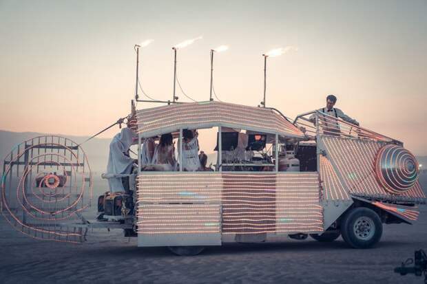 Фестиваль Burning Man прекрасный повод для проведения оригинальной свадьбы