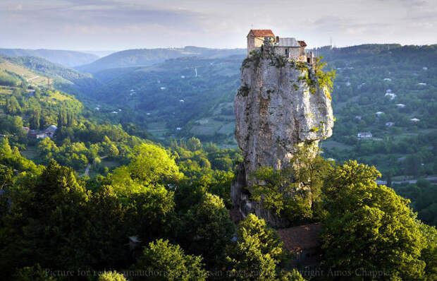 Кацхийский Столп – крупный известняковый монолит высотой 40 метров, который находится в Западной Грузии.