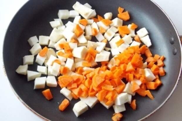 Морковь также режем кубиками.